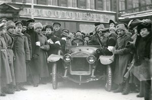 Belge kontrolü, St Petersburg, Şubat 1917 by Russian Photographer